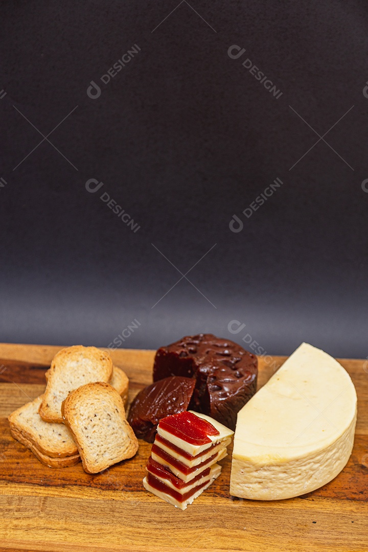 Sobremesa e lanche de doce, romeu e julieta, queijo com goiaba na placa de madeira