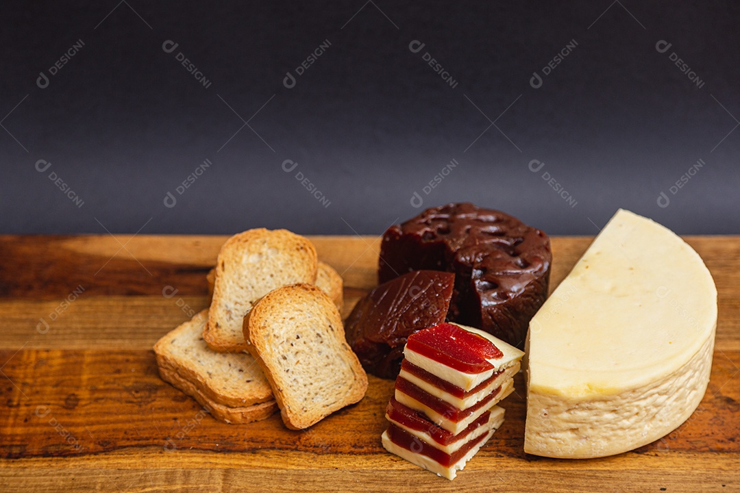 Sobremesa e lanche de doce, romeu e julieta, queijo com goiaba na placa de madeira