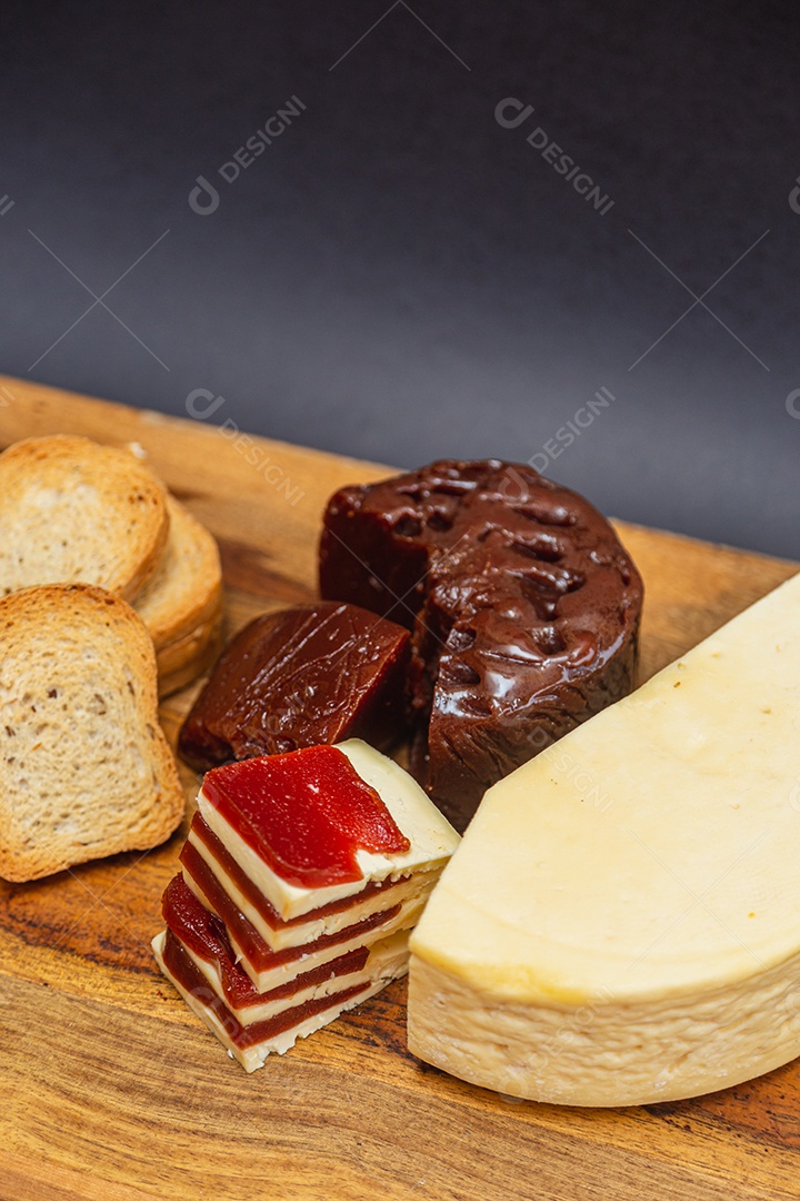 Sobremesa e lanche de doce, romeu e julieta, queijo com goiaba na placa de madeira