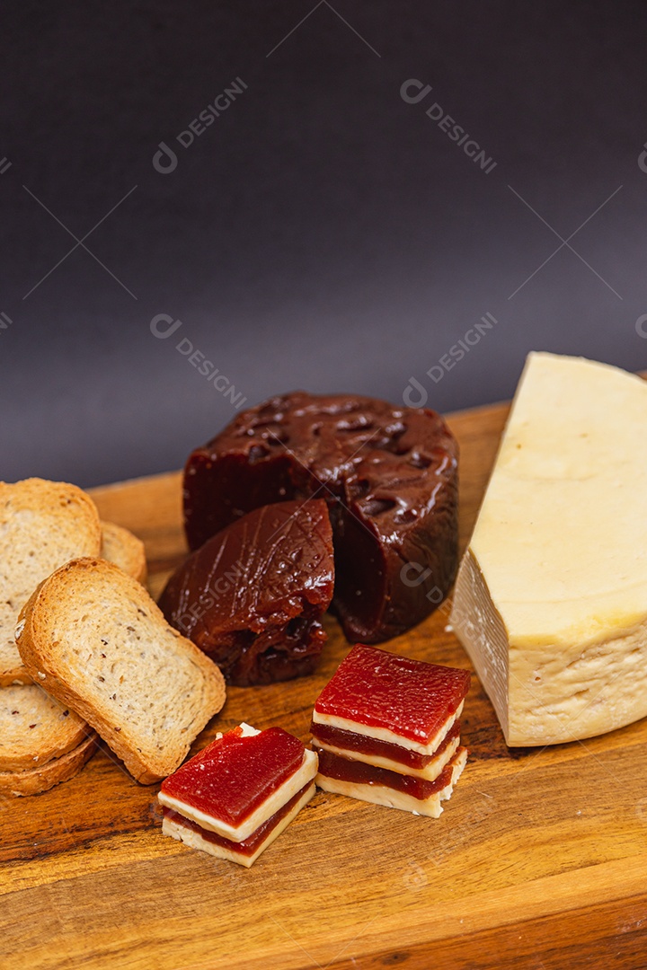 Sobremesa e lanche de doce, romeu e julieta, queijo com goiaba na placa de madeira