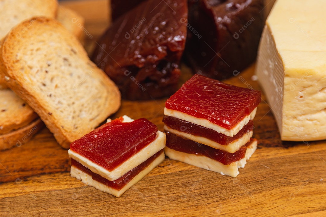 Sobremesa e lanche de doce, romeu e julieta, queijo com goiaba na placa de madeira