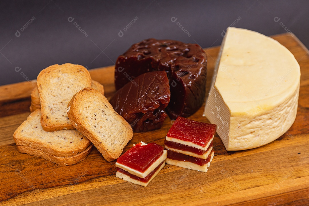 Sobremesa e lanche de doce, romeu e julieta, queijo com goiaba na placa de madeira