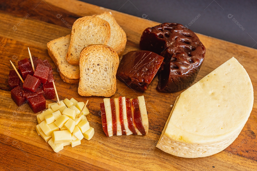 Sobremesa e lanche de doce, romeu e julieta, queijo com goiaba na placa de madeira