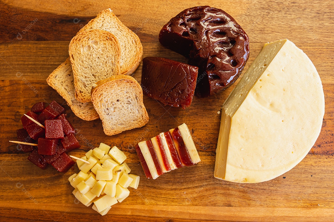 Sobremesa e lanche de doce, romeu e julieta, queijo com goiaba na placa de madeira