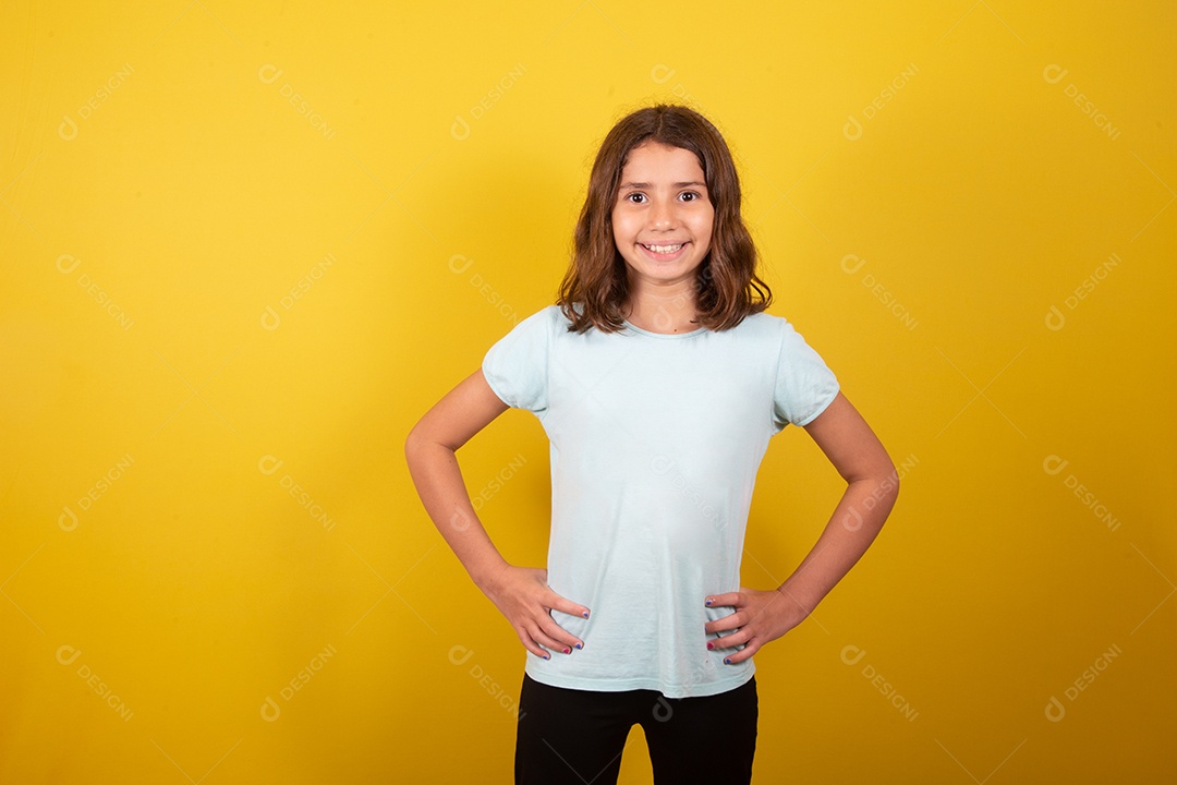 Linda menina garota jovem segurando espetos queijo goiaba