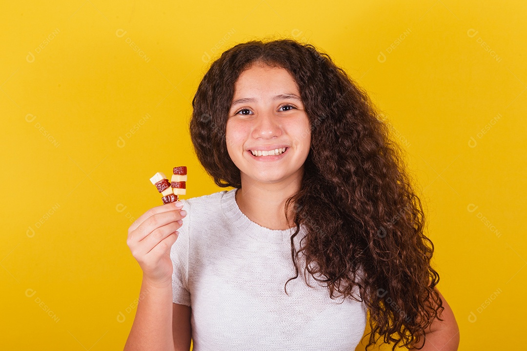 Linda menina garota jovem segurando espetos queijo goiaba