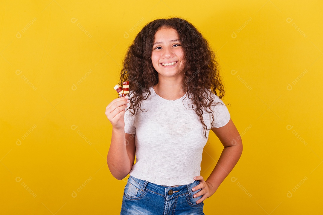 Linda menina garota jovem segurando espetos queijo goiaba