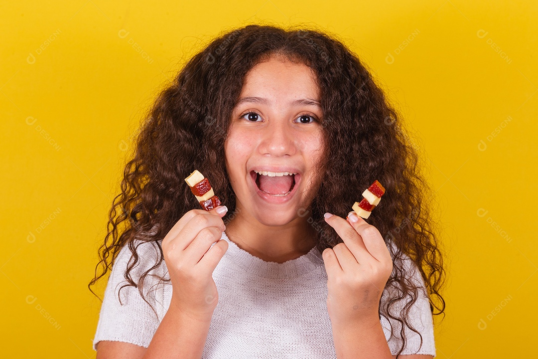 Linda menina garota jovem segurando espetos queijo goiaba