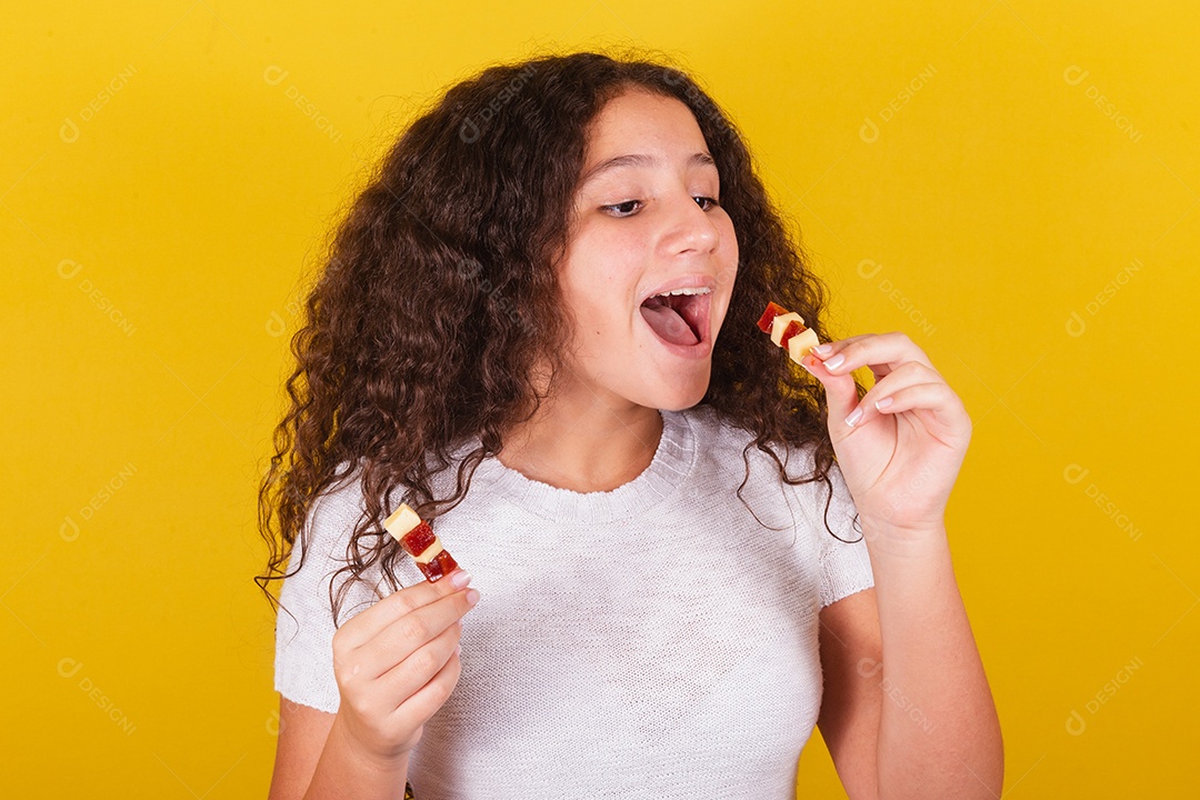 Linda menina garota jovem segurando espetos queijo goiaba