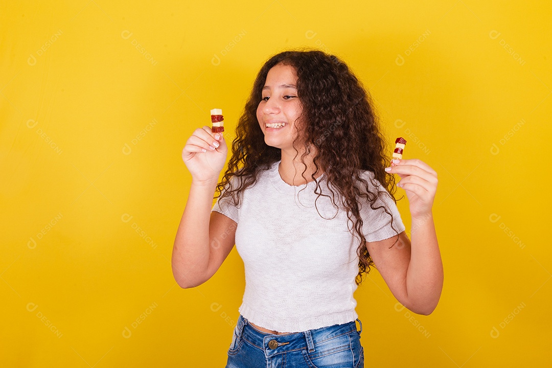 Linda menina garota jovem segurando espetos queijo goiaba