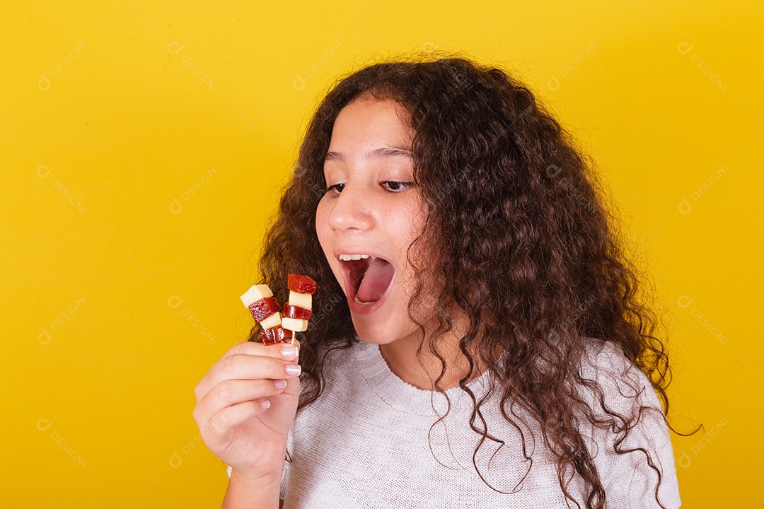 Linda menina garota jovem segurando espetos queijo goiaba