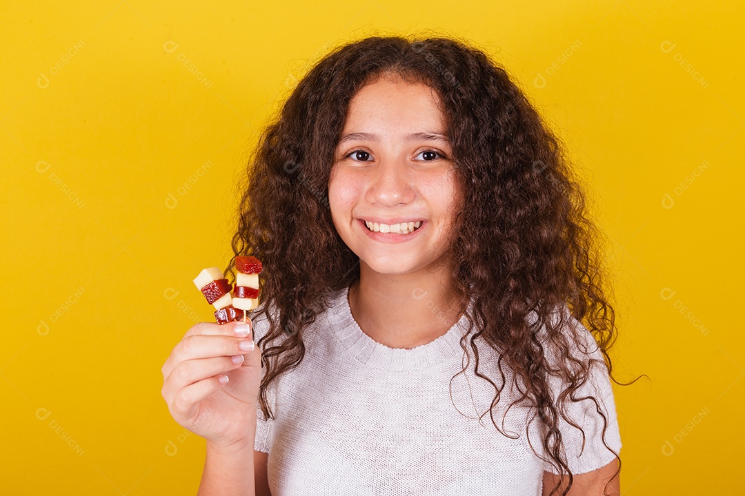 Linda menina garota jovem segurando espetos queijo goiaba