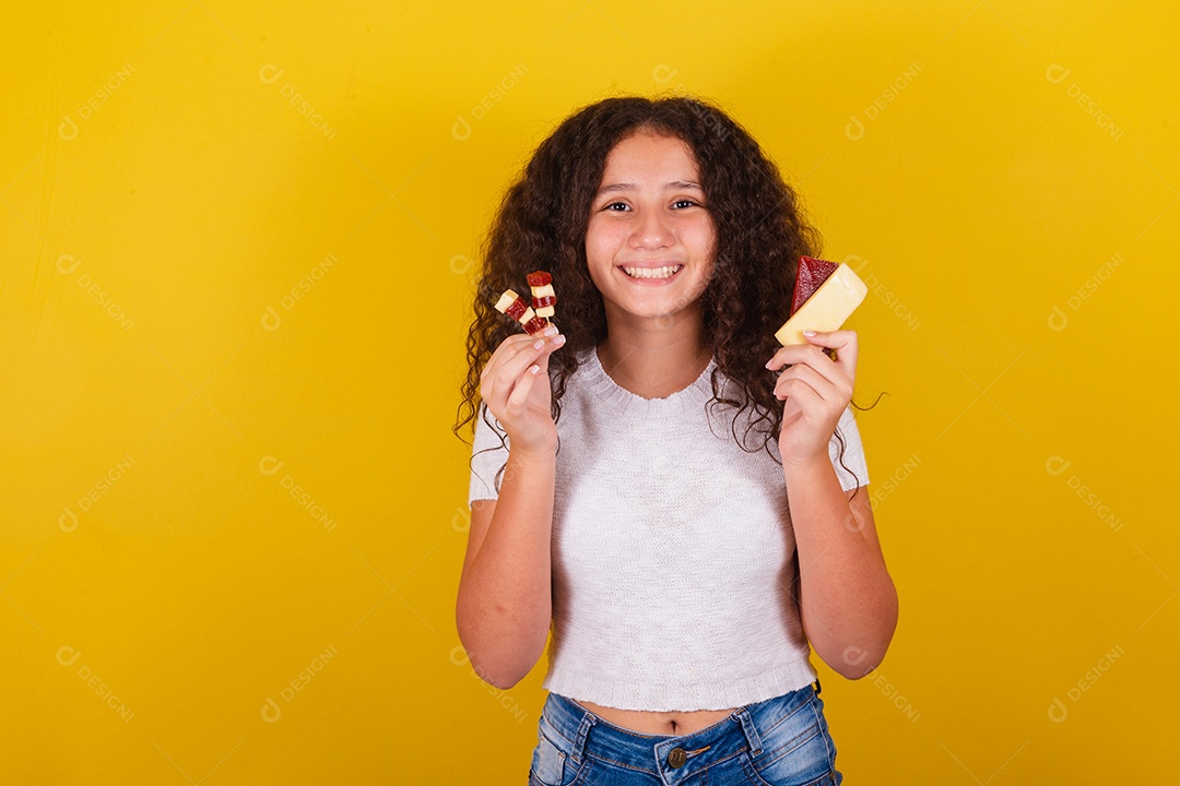 Linda menina garota jovem segurando espetos queijo goiaba