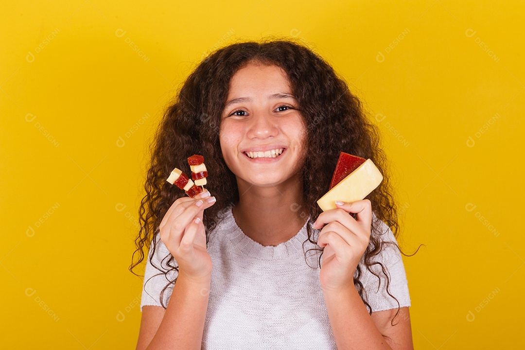 Linda mulher jovem garota segurando espetos queijo e goiaba sobre fundo isolado amarelo
