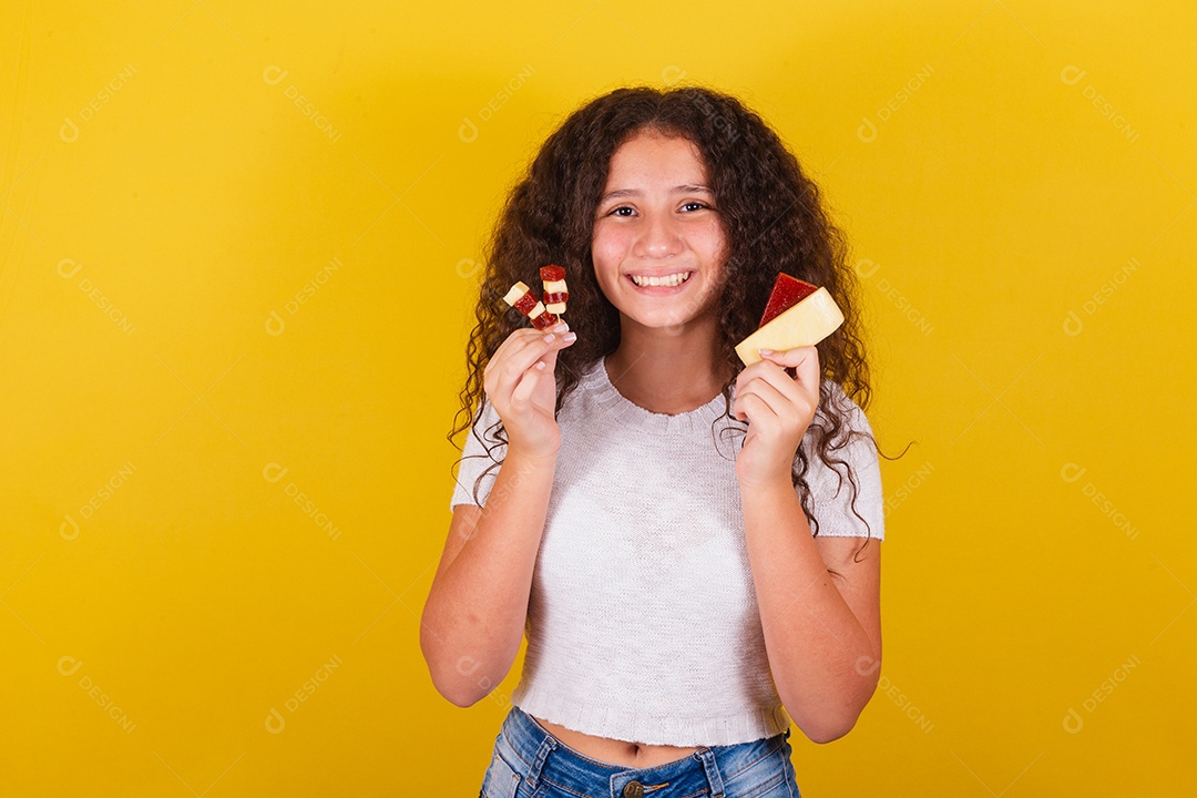 Linda menina garota jovem segurando espetos queijo goiaba