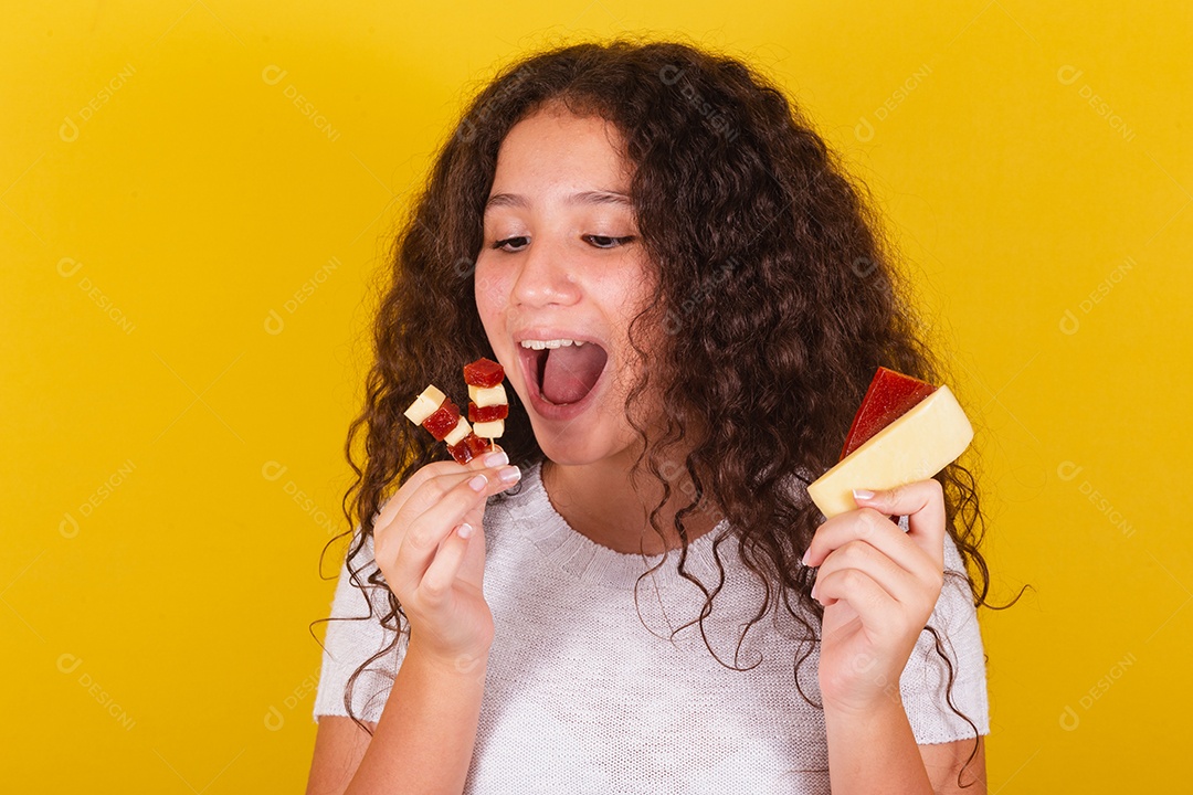 Linda menina garota jovem segurando espetos queijo goiaba
