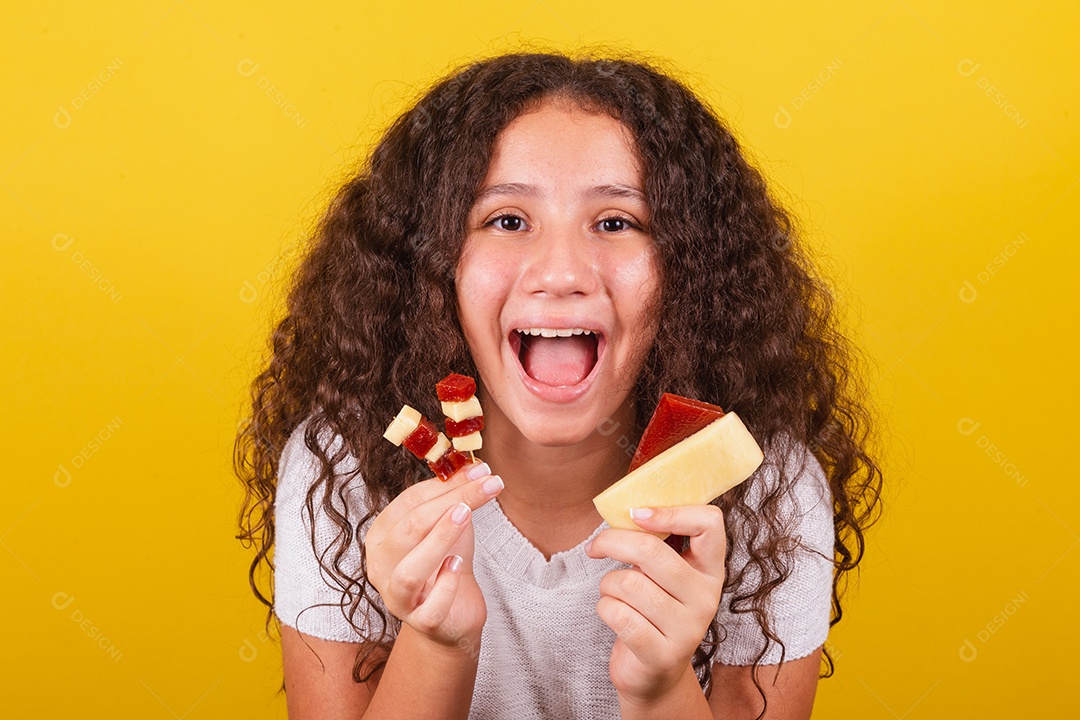 Linda menina garota jovem segurando espetos queijo goiaba