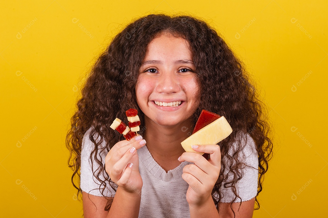 Linda menina garota jovem segurando espetos queijo goiaba