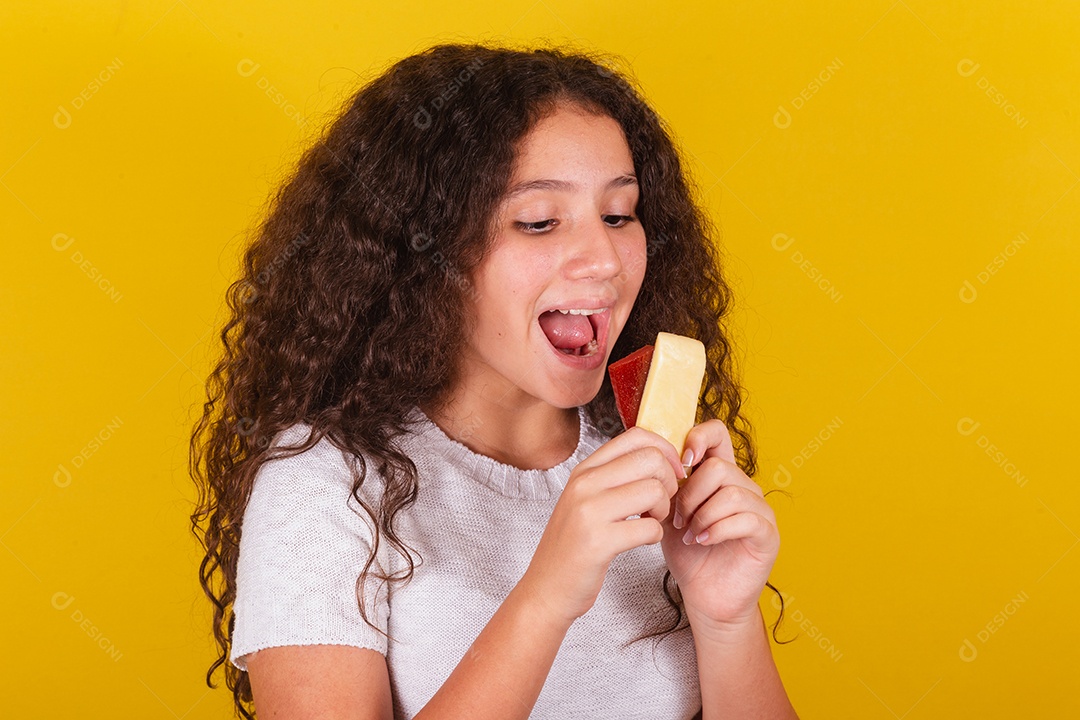 Linda menina garota jovem segurando espetos queijo goiaba