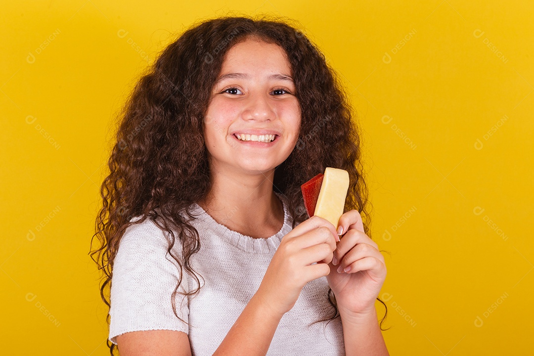Linda menina garota jovem segurando espetos queijo goiaba