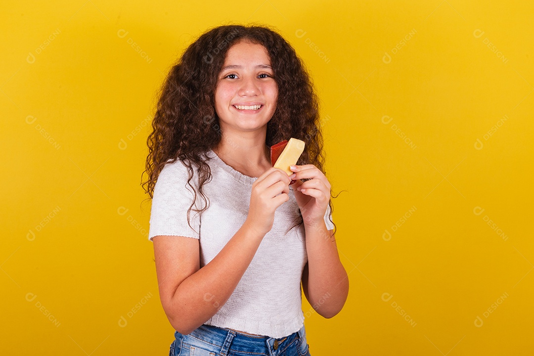 Linda menina garota jovem segurando espetos queijo goiaba