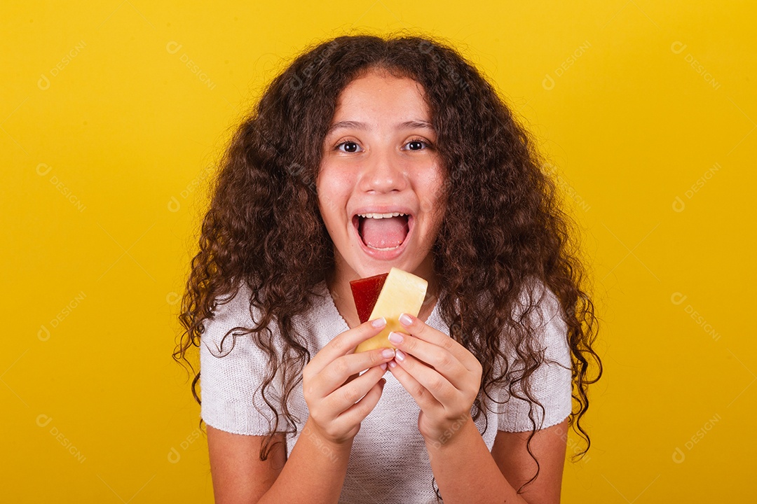 Linda menina garota jovem segurando espetos queijo goiaba