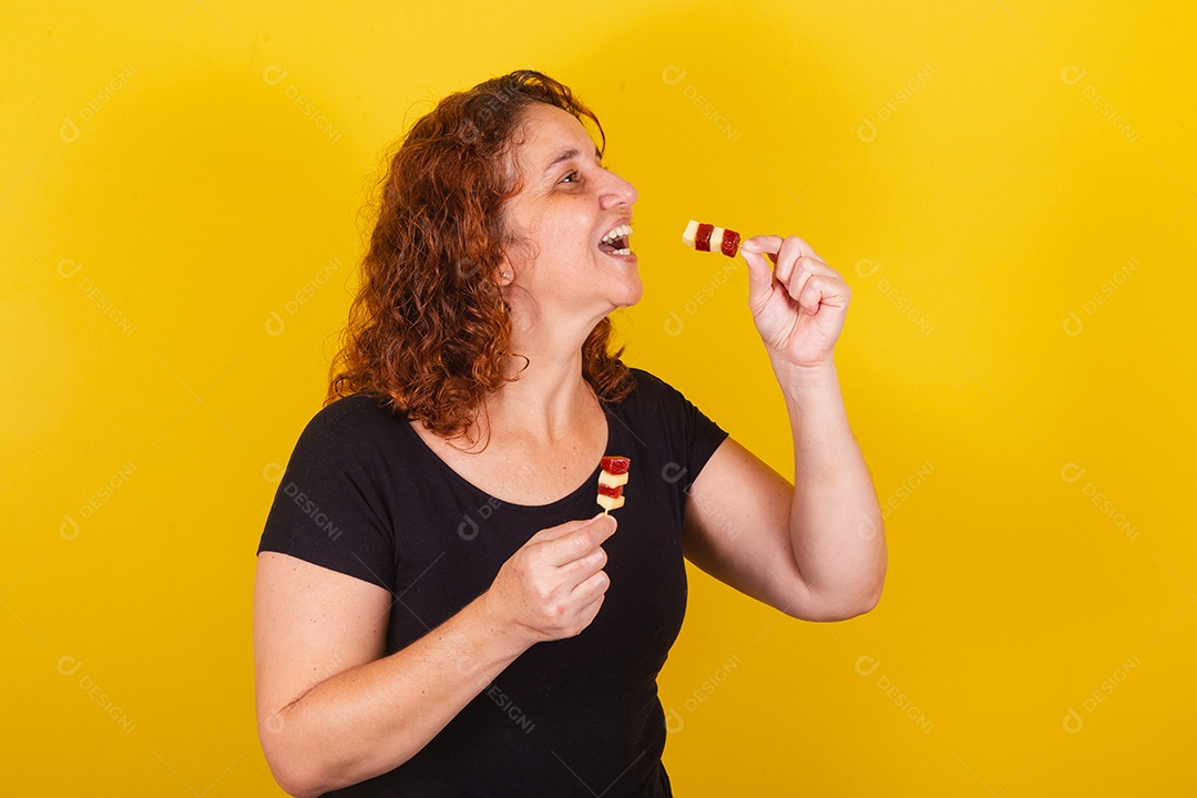 Linda mulher jovem segurando espetos queijo goiaba