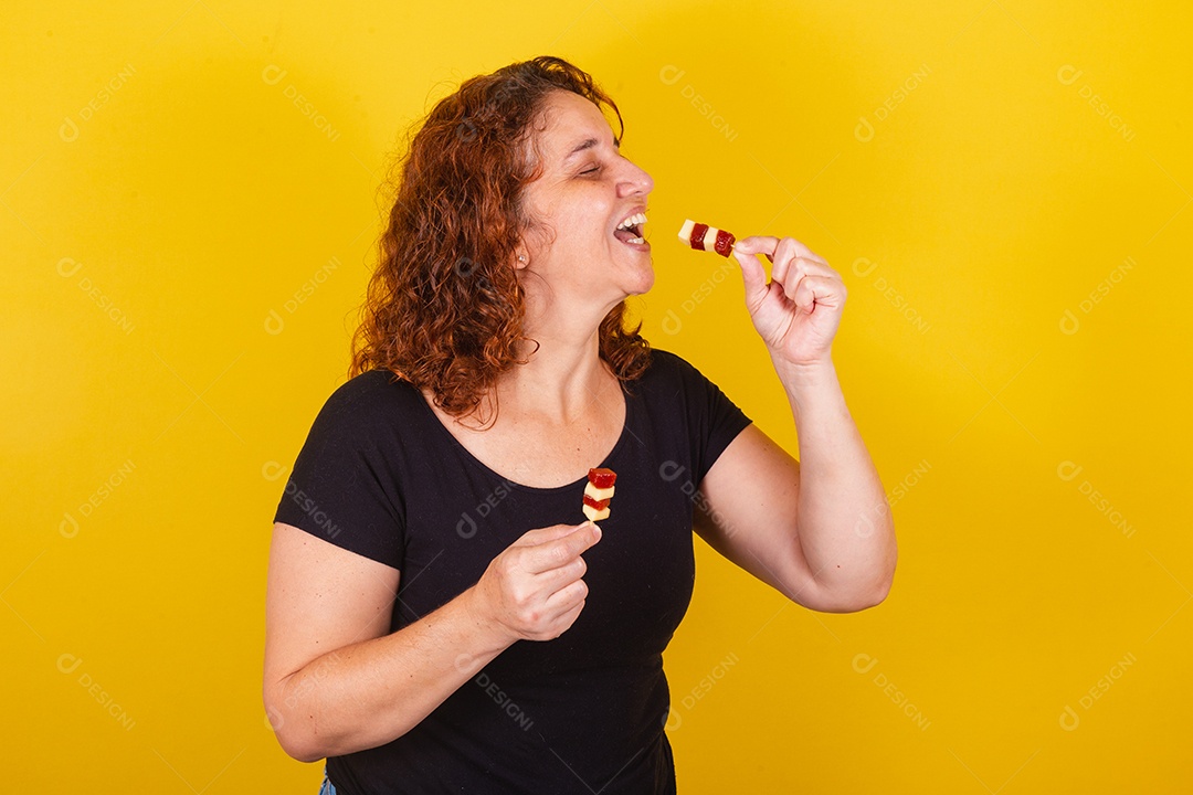 Linda mulher jovem segurando espetos queijo goiaba