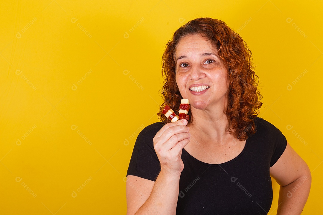 Linda mulher jovem segurando espetos queijo goiaba