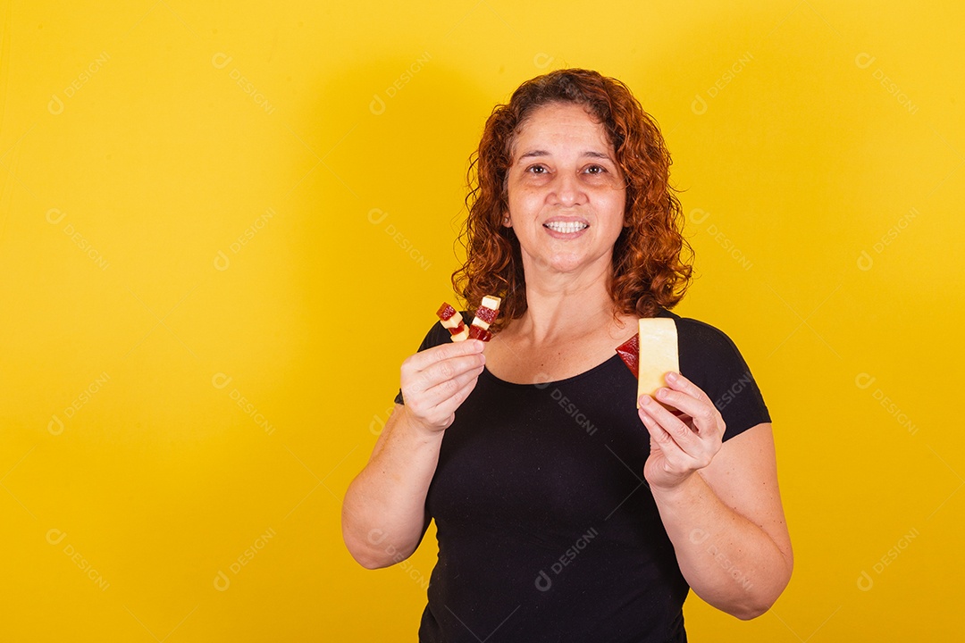 Linda mulher jovem segurando espetos queijo goiaba