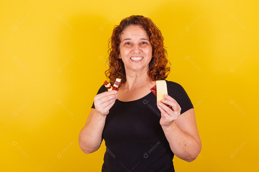 Linda mulher jovem segurando espetos queijo goiaba
