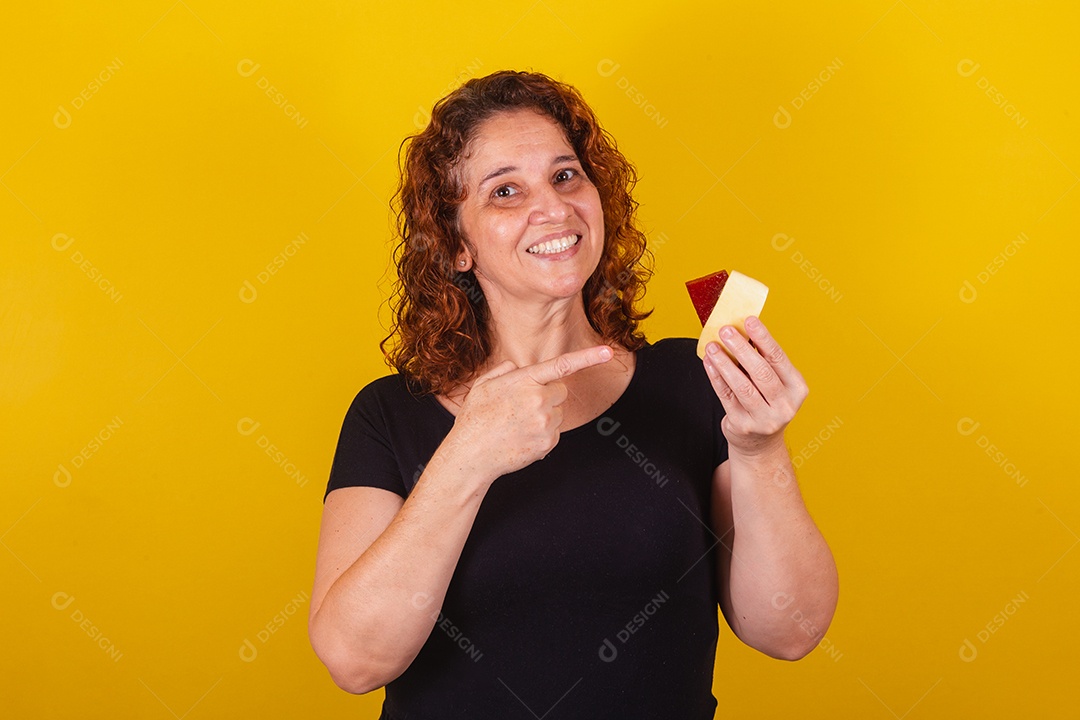 Linda mulher jovem segurando espetos queijo goiaba