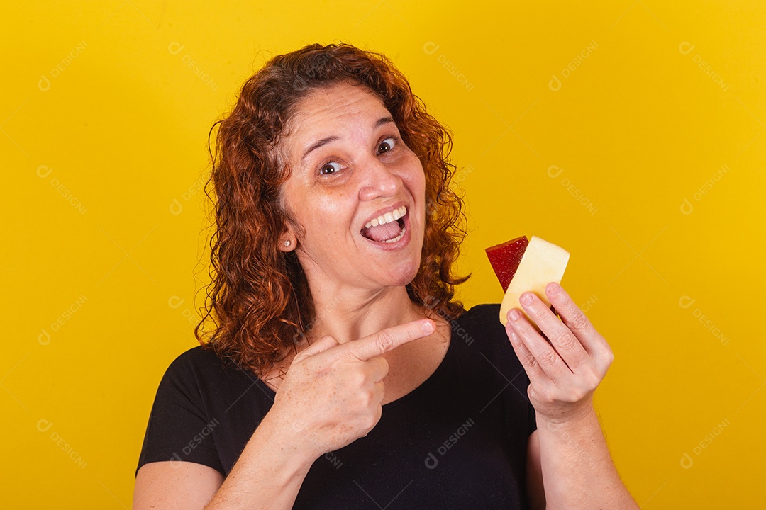 Linda mulher jovem segurando espetos queijo goiaba