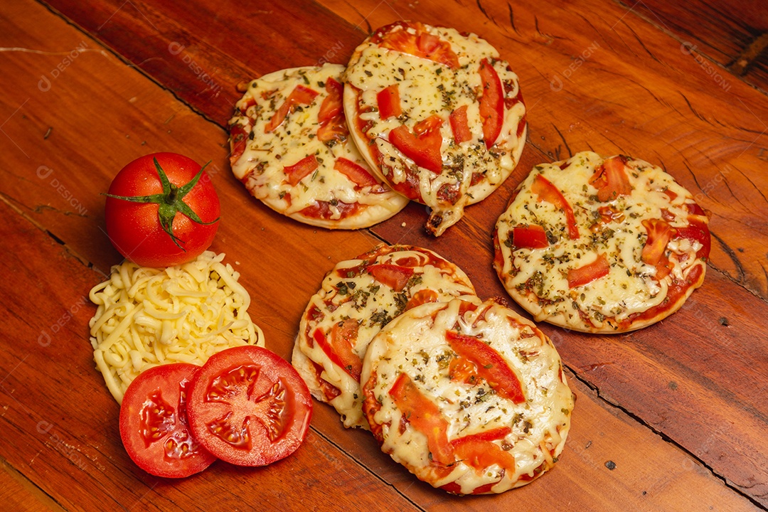 Deliciosas mini pizzas de queijo e tomate mini pizzas, deliciosa comida típica italiana