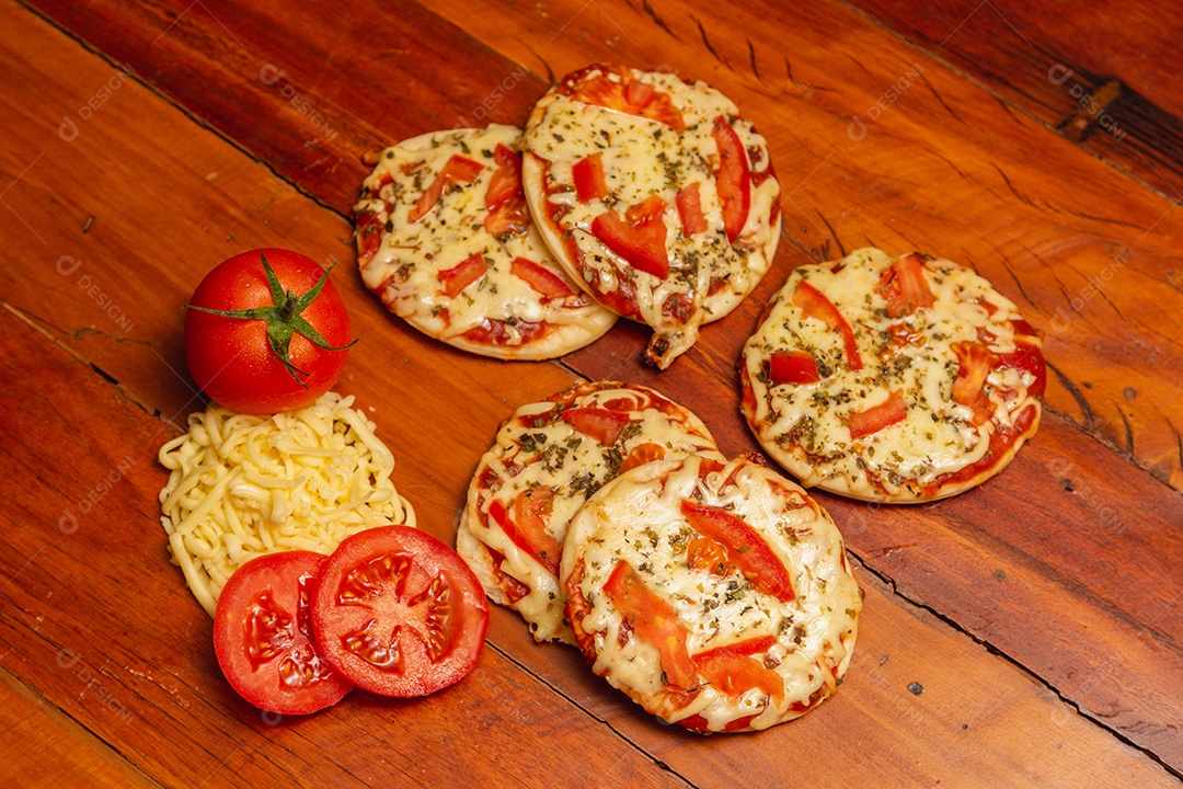 Deliciosas mini pizzas de queijo e tomate mini pizzas, deliciosa comida típica italiana