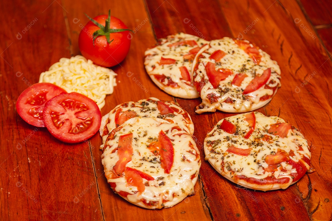 Deliciosas mini pizzas de queijo e tomate mini pizzas, deliciosa comida típica italiana