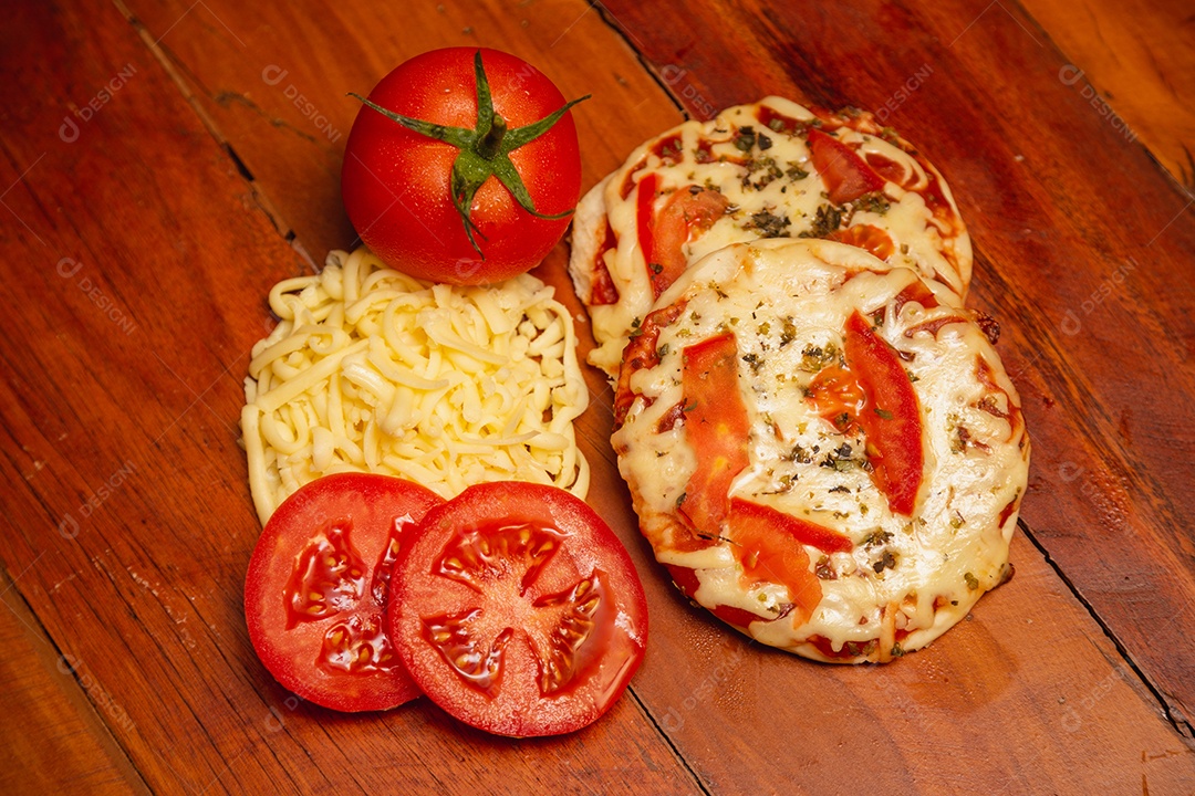 Deliciosas mini pizzas de queijo e tomate mini pizzas, deliciosa comida típica italiana