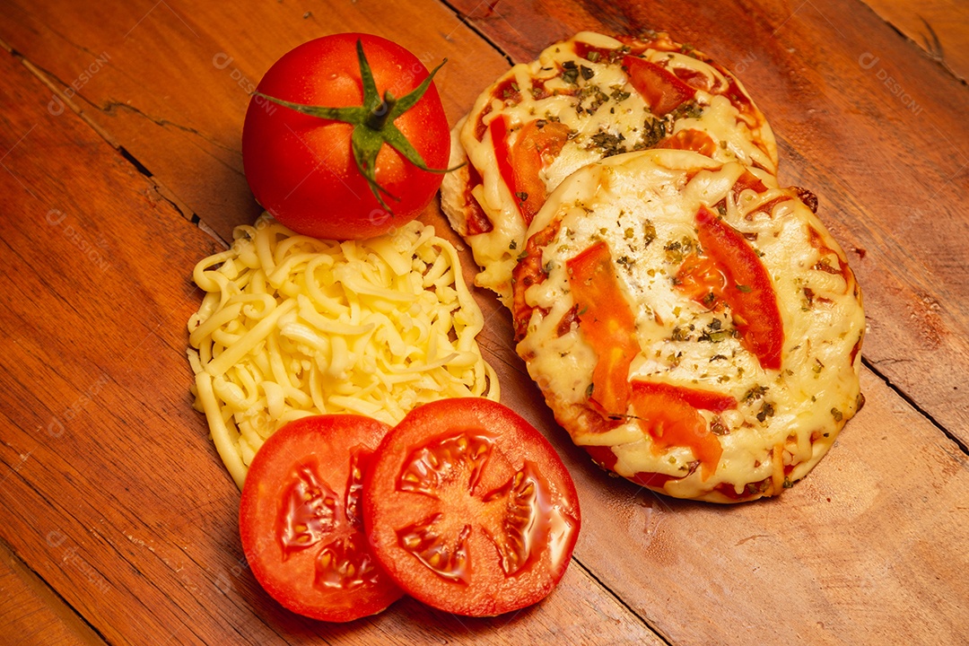 Deliciosas mini pizzas de queijo e tomate mini pizzas, deliciosa comida típica italiana