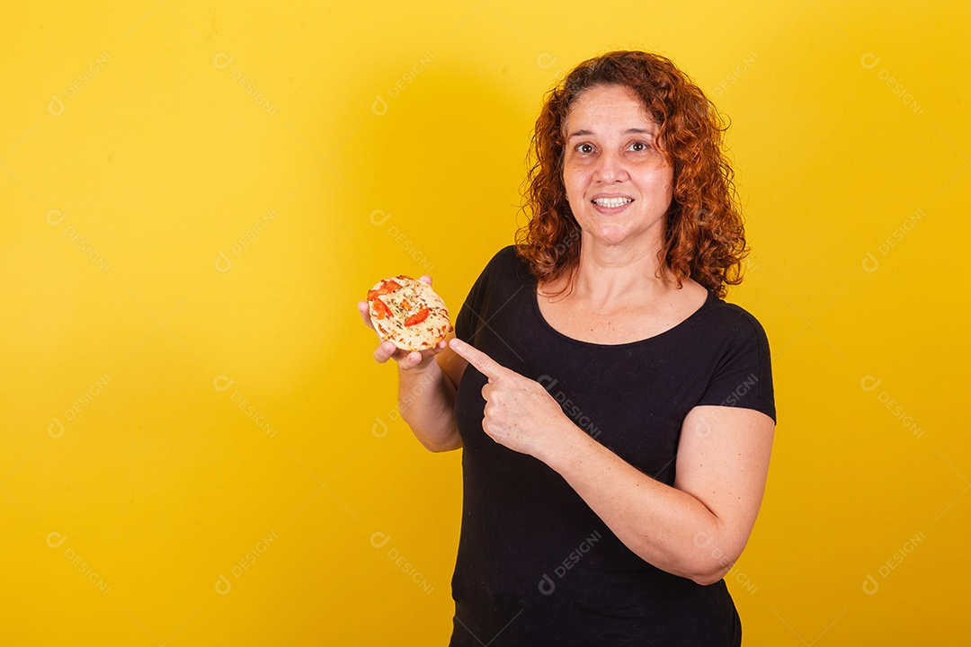 Linda mulher jovem segurando mini pizza comida sobre fundo amarelo