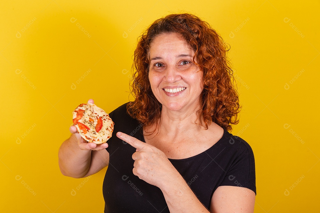 Brasileira, garota latina americana para cabelo afro, fundo amarelo,