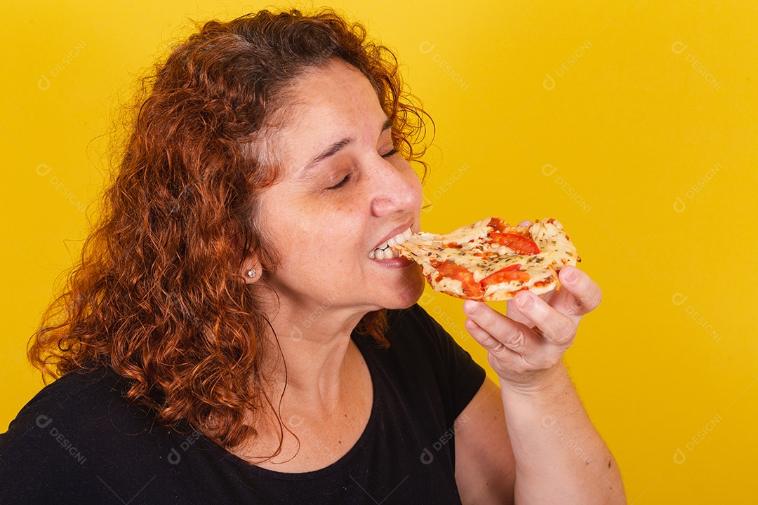 Linda mulher jovem garota segurando mini pizza sobre fundo isolado amarelo