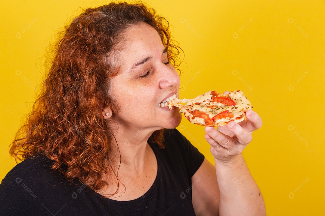 Linda mulher jovem garota segurando mini pizza sobre fundo isolado amarelo