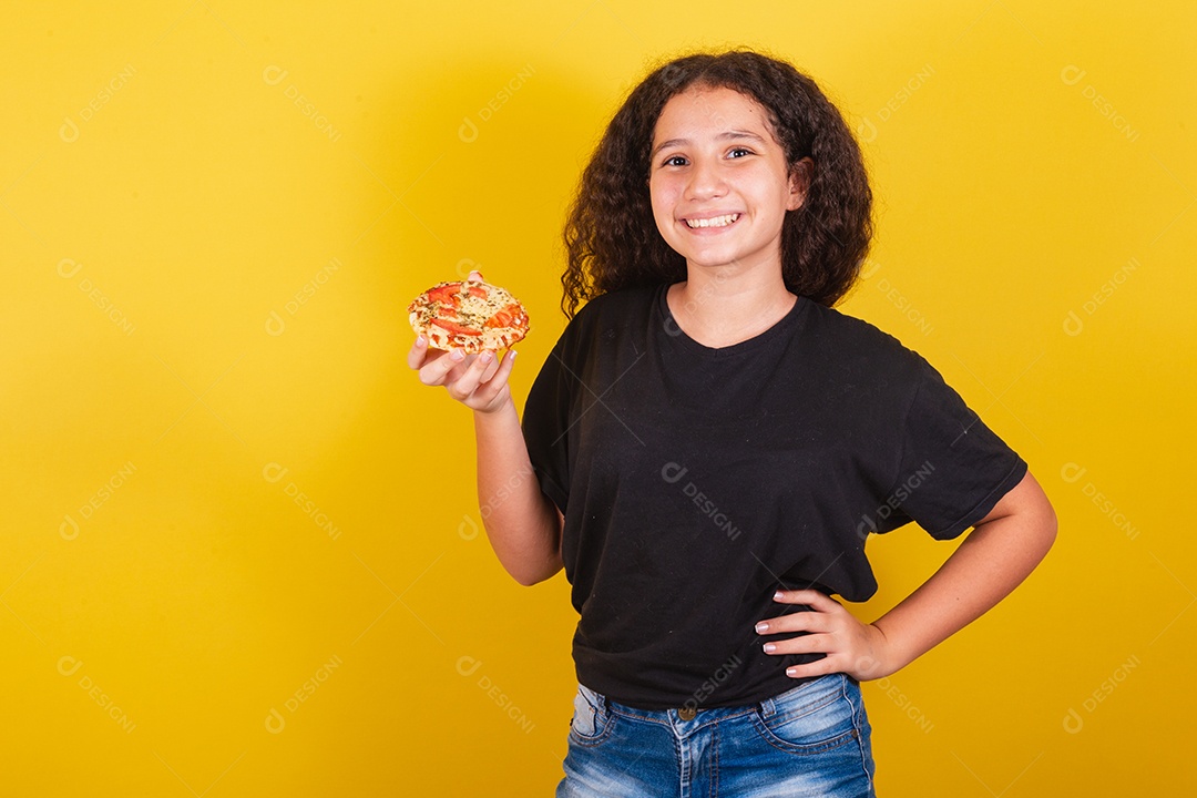 Linda mulher jovem garota segurando mini pizza sobre fundo isolado amarelo