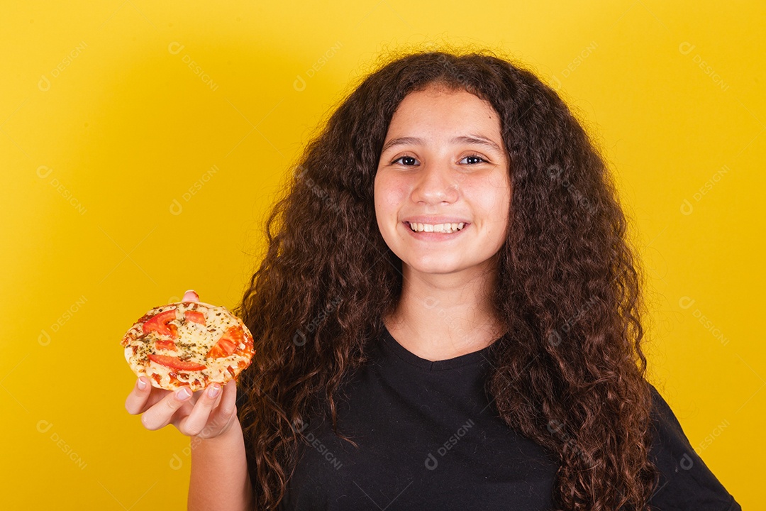 Linda mulher jovem garota segurando mini pizza sobre fundo isolado amarelo