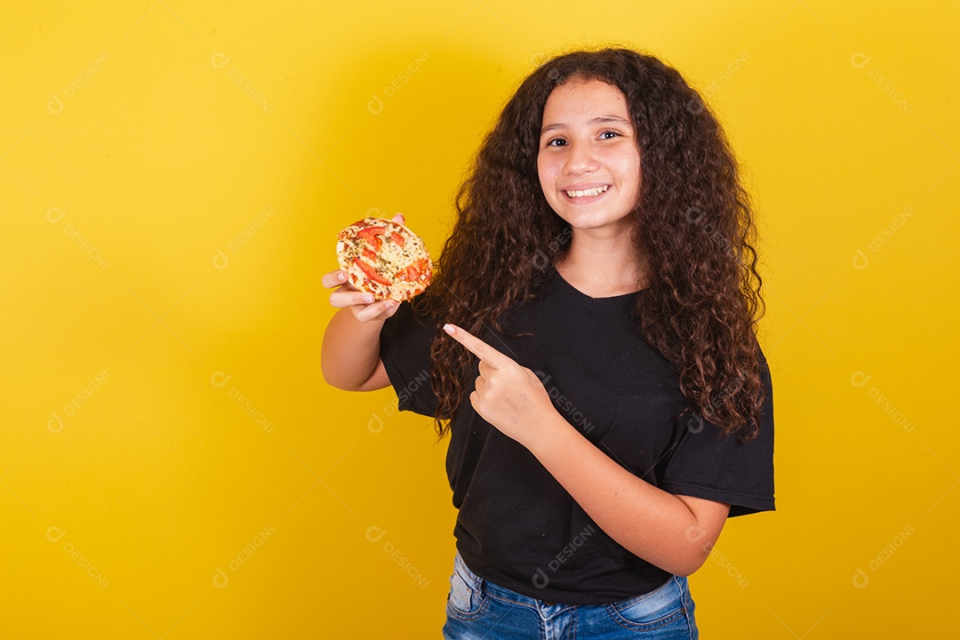 Linda mulher jovem garota segurando mini pizza sobre fundo isolado amarelo