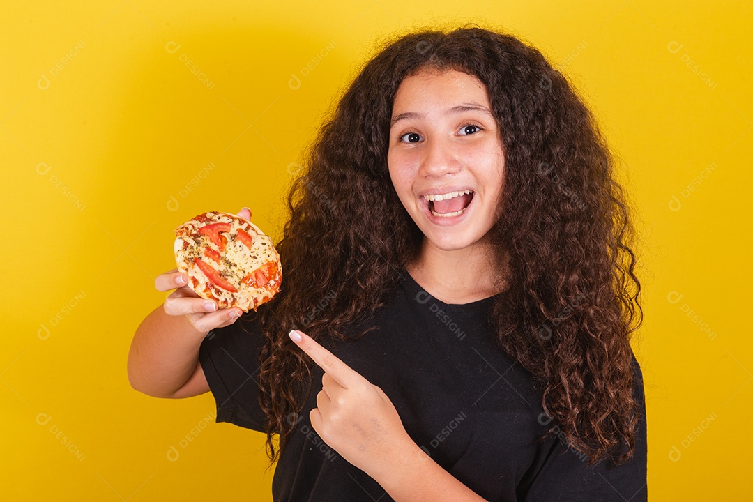 Linda mulher jovem garota segurando mini pizza sobre fundo isolado amarelo