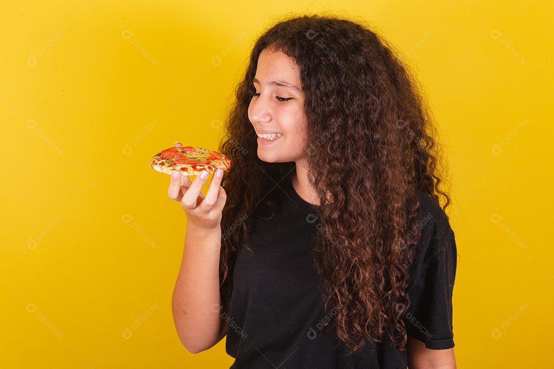 Linda mulher jovem garota segurando mini pizza sobre fundo isolado amarelo