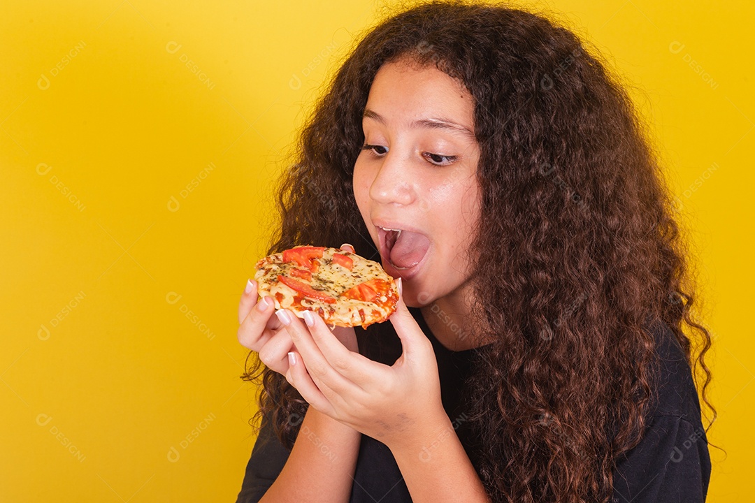 Linda mulher jovem garota segurando mini pizza sobre fundo isolado amarelo