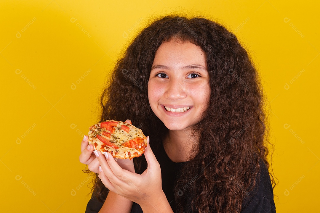 Linda mulher jovem garota segurando mini pizza sobre fundo isolado amarelo