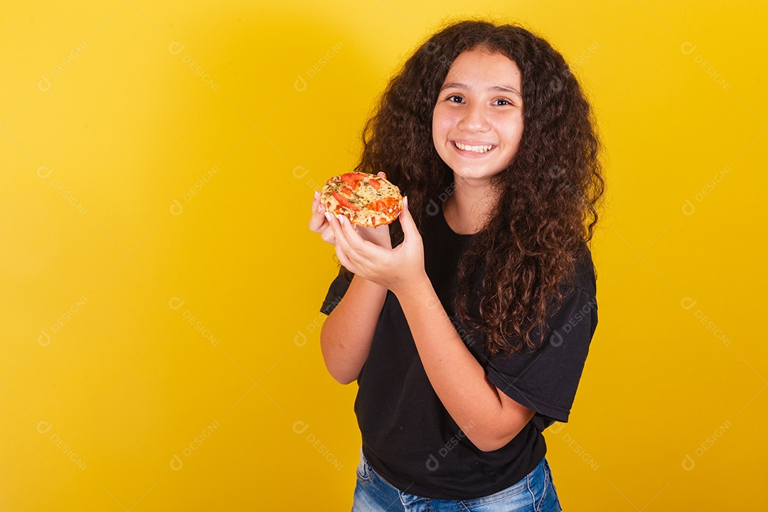 Linda mulher jovem garota segurando mini pizza sobre fundo isolado amarelo
